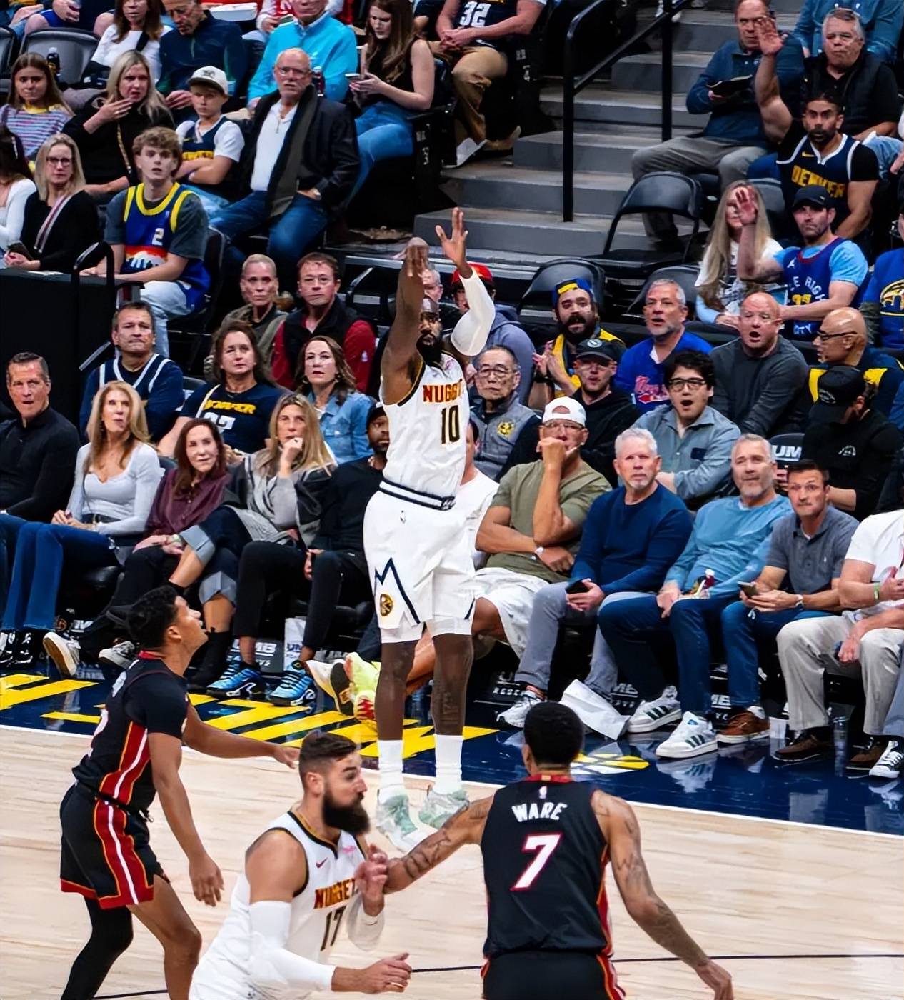 关于清晨体能课后，奥兰多魔术队长鼓劲备战NBA常规赛，更衣室稳定，赛程密集仍需轮换的信息-爱游戏平台